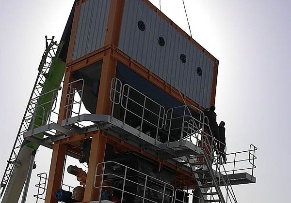 What is the combustion system of an asphalt mixing plant